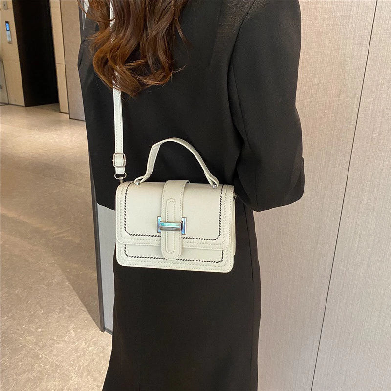 Lunare Bella Mini — charme compacto, perfeita para looks delicados.