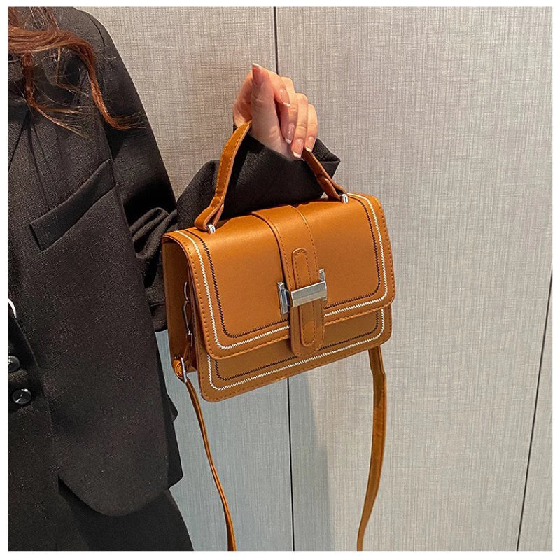 Lunare Bella Mini — charme compacto, perfeita para looks delicados.