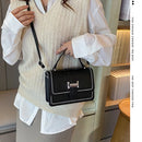 Lunare Bella Mini — charme compacto, perfeita para looks delicados.